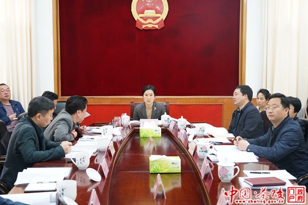 江小忠主持召开县政府常务会议