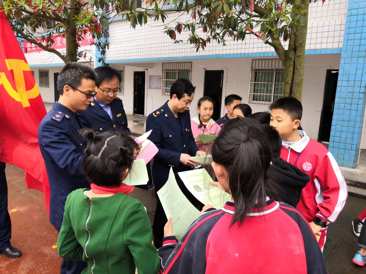 攸县市场监督管理局开展校园及周边"辣条"等"五毛食品"专项整治行动