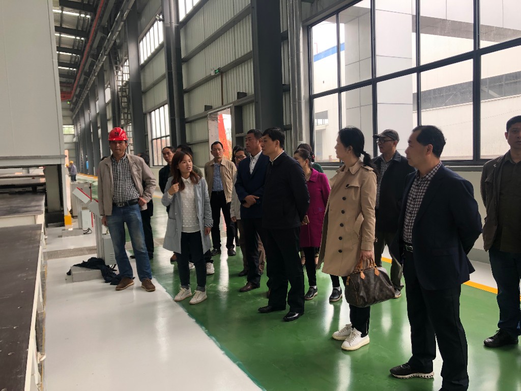 荷塘区召开劳模座谈会