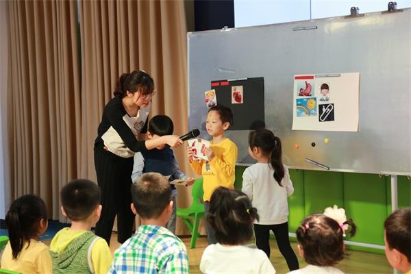 参观与交流 融合与推进 ——火炬幼儿园开展国医启蒙交流活动