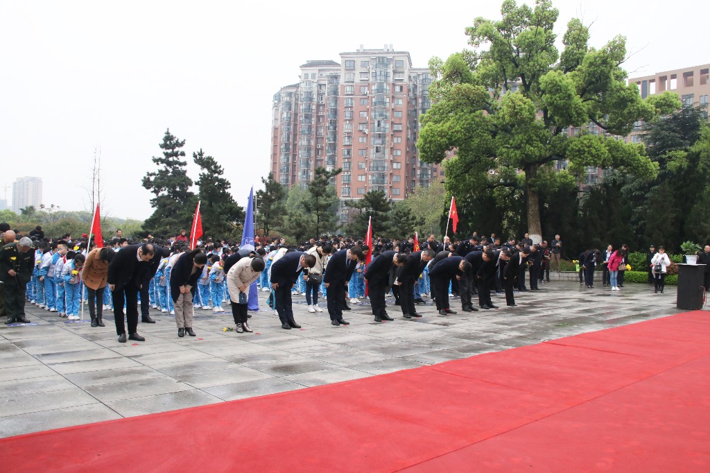 株洲市清明祭英烈活动在烈士纪念园举行