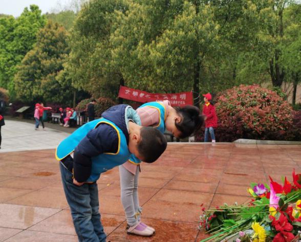 “瞻仰伟人 缅怀历史 ”——渌口镇中心幼儿园清明祭扫主题教育活动