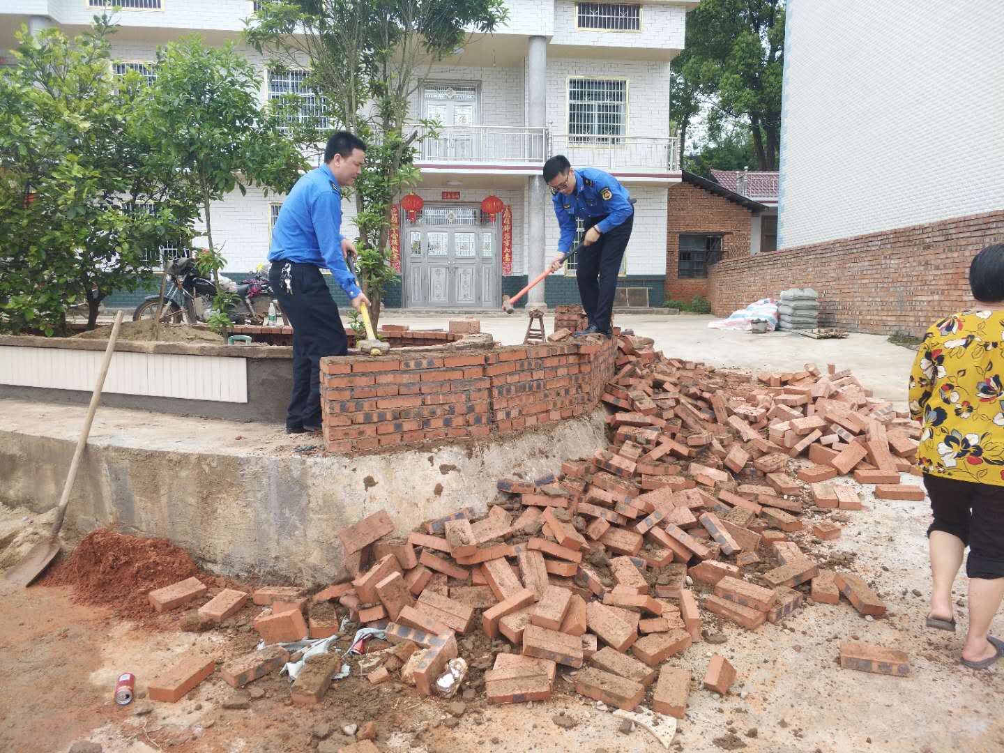 拆违一线：城区两处违建被依法拆除