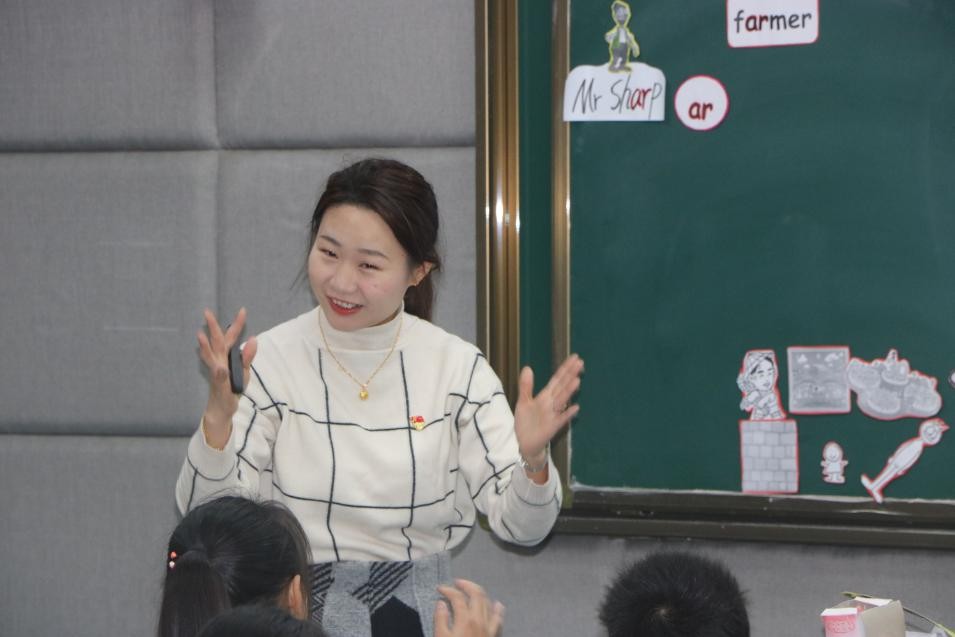 发挥示范引领，构建高效课堂 ——新马小学开展学科带头人示范课展示活动