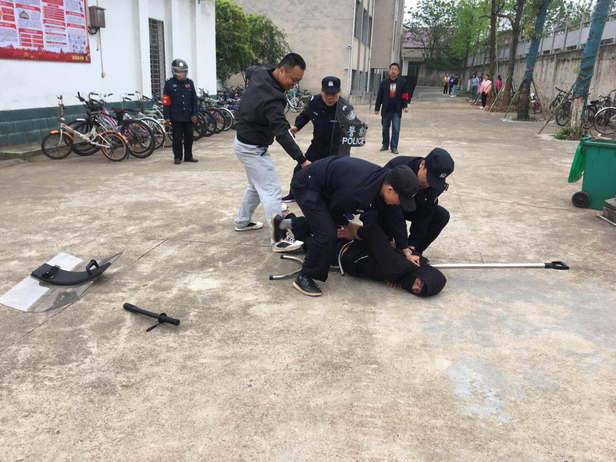 渌田镇深入推进扫黑除恶专项斗争 开展扫黑除恶暨反恐防暴应急疏散演练