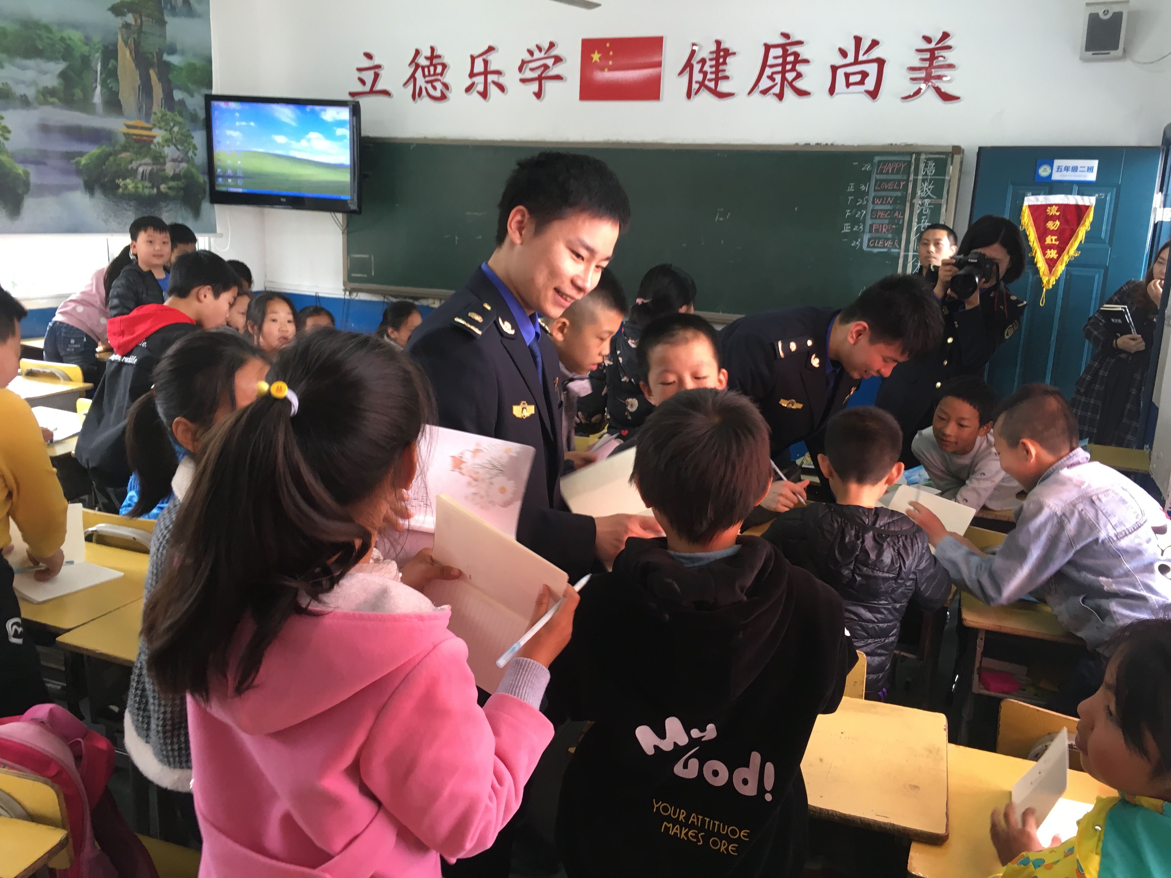 大手拉小手 城管进课堂