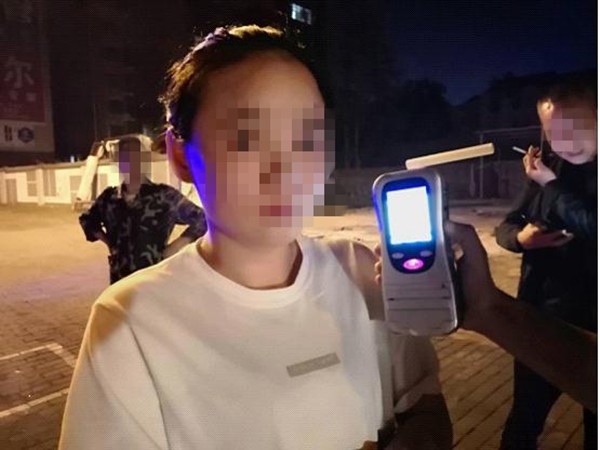 攸县交警查获首例“酒驾女司机”