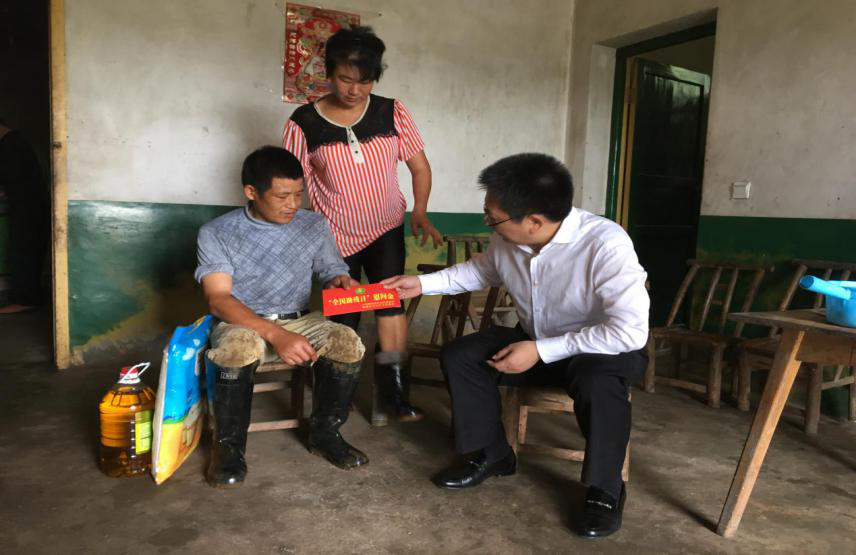 全国助残日前夕，天元区区长姚永告走访慰问困难残疾人