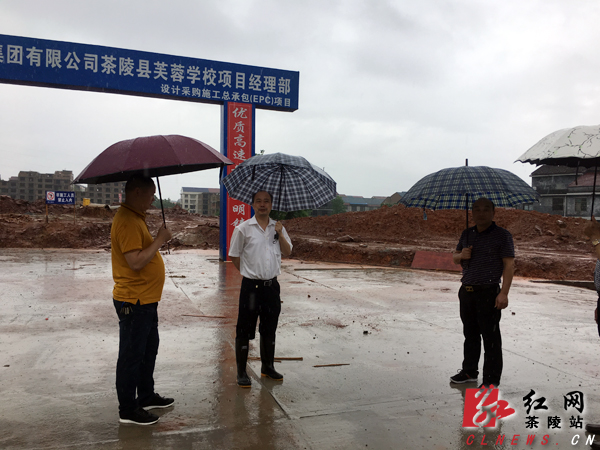 王友文深入下东街道督查项目推进及防汛工作