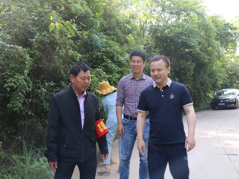 荷塘区开展农村人居环境整治集中清理陈年垃圾行动