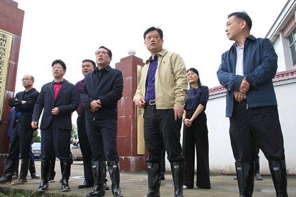 “要时刻把人民群众的生命财产安全放在首位”　康月林看望慰问受灾群众　现场调度指挥防汛救灾工作