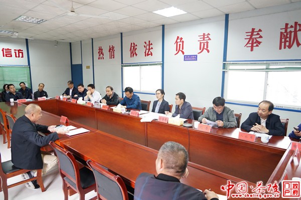 江小忠接访听民声 现场答复解民忧