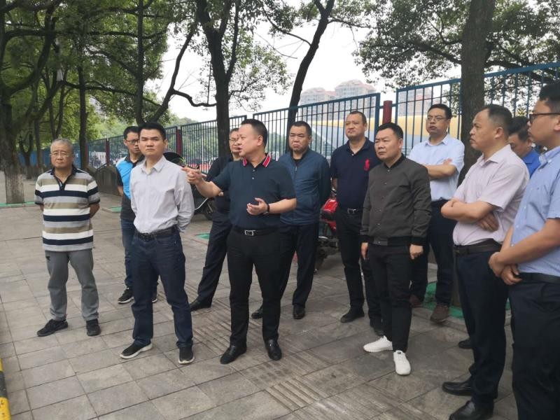 晓彤局长考察调研 便民服务疏导点和新建驿站选址工作