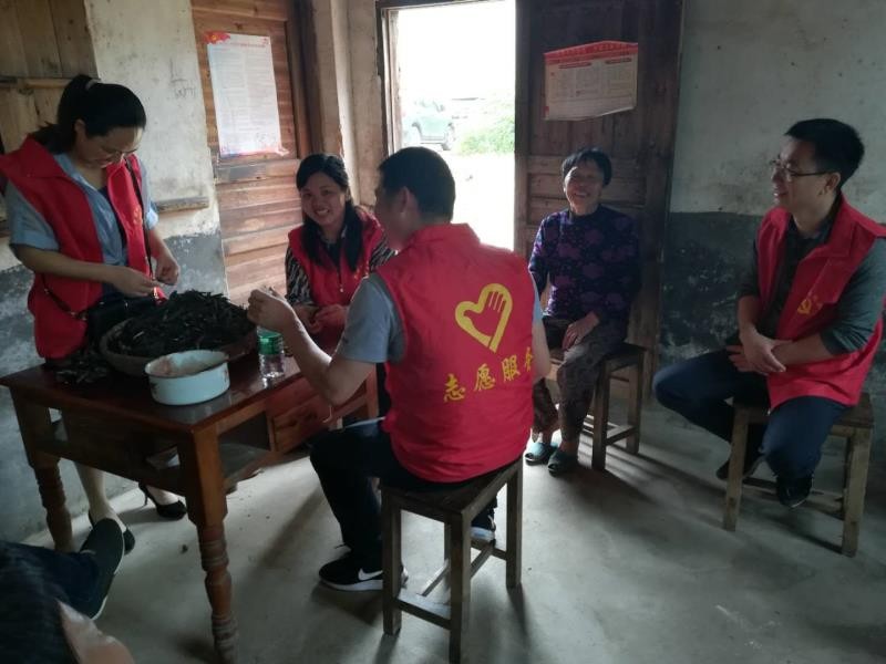 母亲节  谭桥街道走访慰问贫困孤独母亲