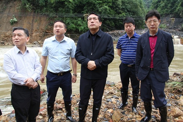 “要时刻把人民群众的生命财产安全放在首位”　康月林看望慰问受灾群众　现场调度指挥防汛救灾工作