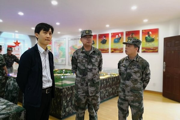 株洲军分区司令员张台华来攸检查民兵调整改革工作