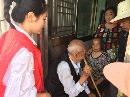 关爱贫困家庭，传递爱与希望