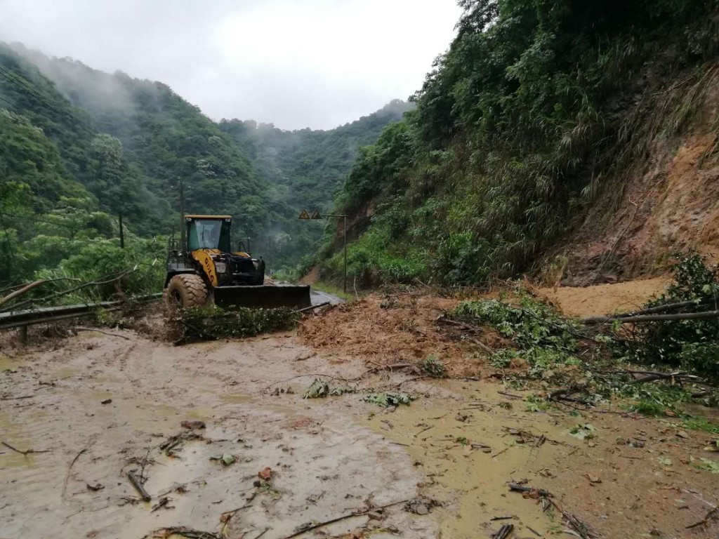 鸾山镇齐心协力抗灾抢险