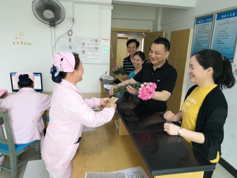 攸县第三人民医院紧紧围绕“发展护理服务，人人享有健康行为”为主题开展一系列庆祝国际护士节活动