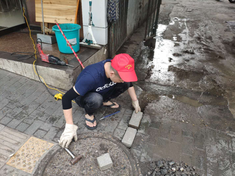 “城乡统筹.幸福芦淞”-何家坳社区“uncle黄”公益联盟志愿者义务维修排水管