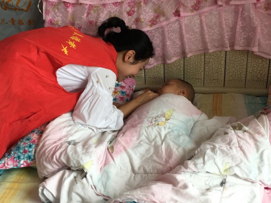 关爱贫困家庭，传递爱与希望