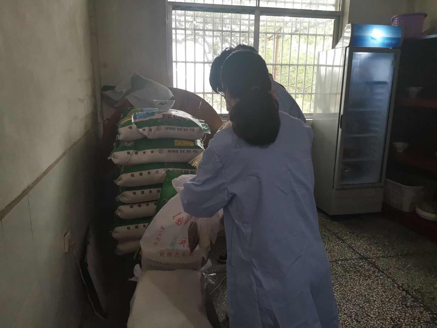 食品安全快检车进校园活动正在进行中