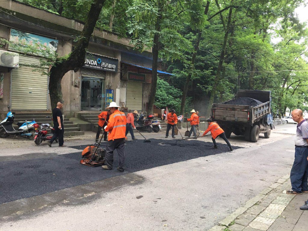 “城乡统筹·幸福芦淞”为民办实事  ——修复破损路面  方便居民出行