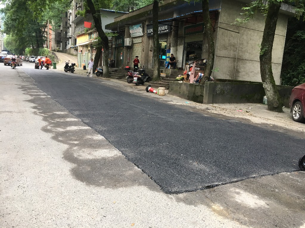 “城乡统筹·幸福芦淞”为民办实事  ——修复破损路面  方便居民出行