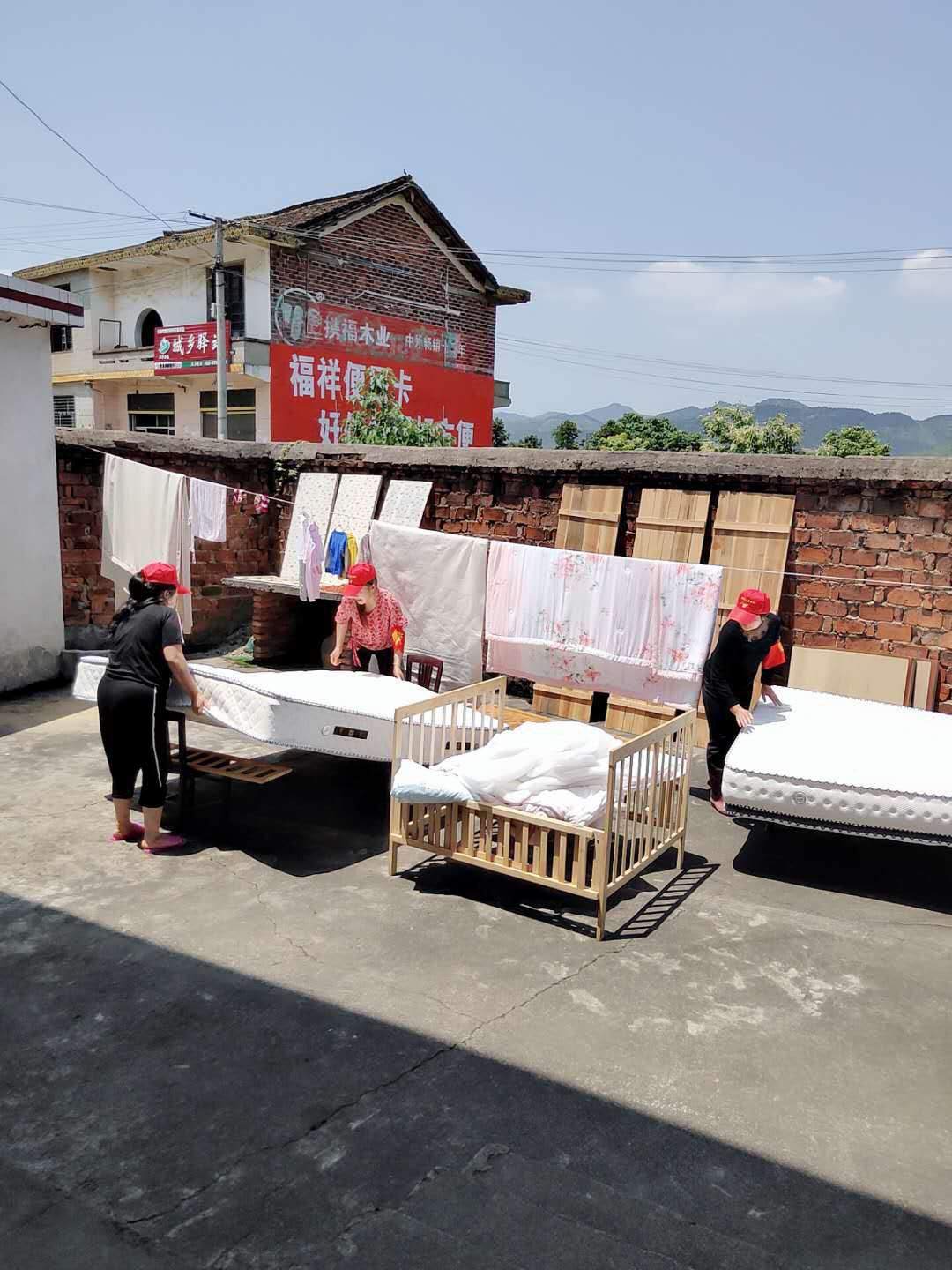 【党旗下的新时代文明实践】鸾山镇江边村开展“展巾帼风采，重建灾后家园”志愿者活动