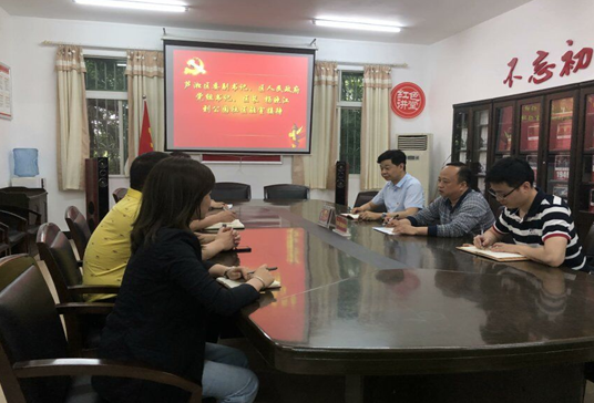 区长杨晓江到建设街道公园社区开展“两代表一委员”工作室驻室活动