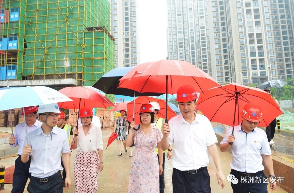 朱振湘现场办公调度学校建设