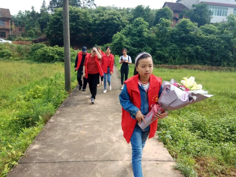 母亲节  谭桥街道走访慰问贫困孤独母亲