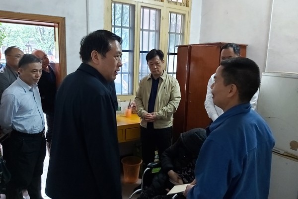 “要时刻把人民群众的生命财产安全放在首位”　康月林看望慰问受灾群众　现场调度指挥防汛救灾工作