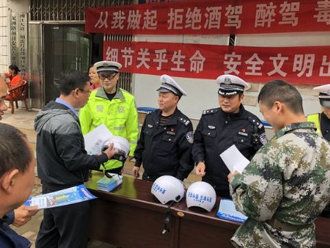 交警深入农村开展“拒绝酒驾、醉驾、毒驾从我做起”宣传