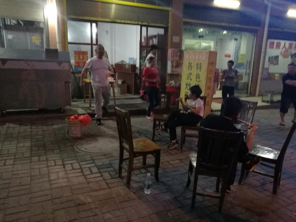 攸县城管大队开展夜宵烧烤占道整治行动