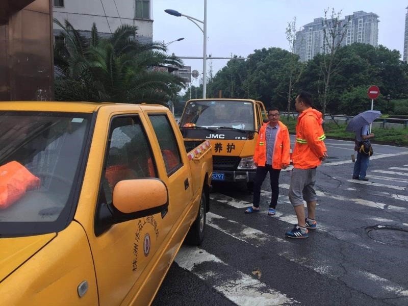 市政人在路上过节 为高考学子保驾护航