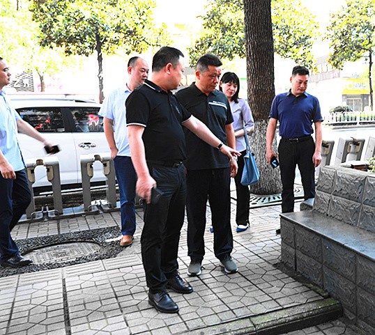 晓彤局长巡街，徒步检查荷塘区芦淞区城市管理工作