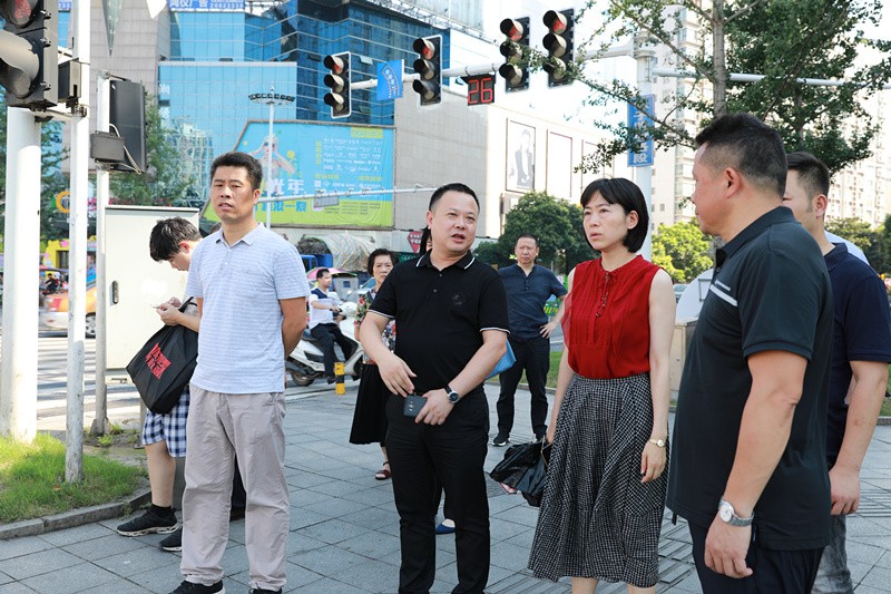 晓彤局长巡街，徒步检查荷塘区芦淞区城市管理工作