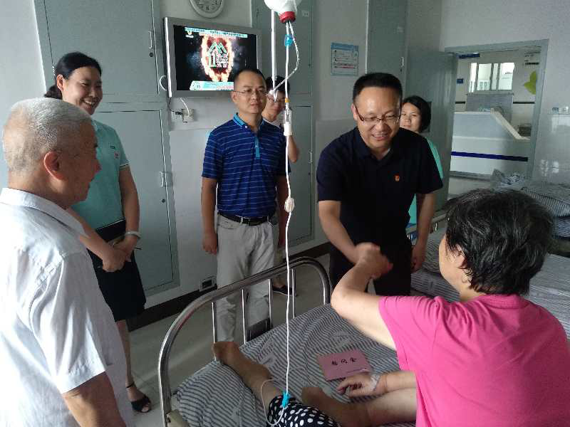 茨菇塘街道开展“七一”慰问活动