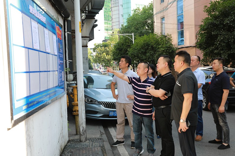 晓彤局长巡街，徒步检查荷塘区芦淞区城市管理工作