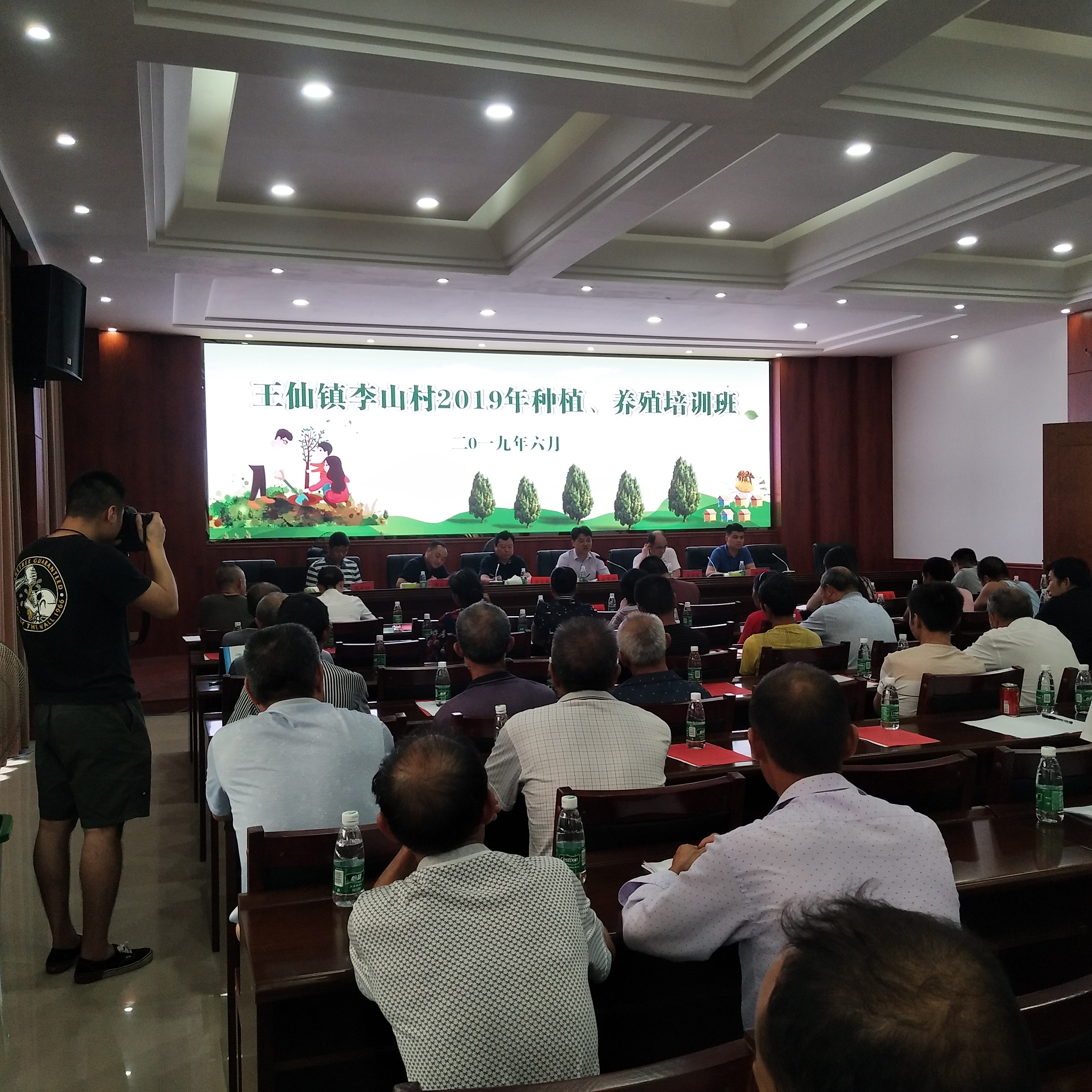 株洲市派驻王仙镇李山村工作队长单位市政府金融办在扶贫村李山村举办种植养殖专题培训班