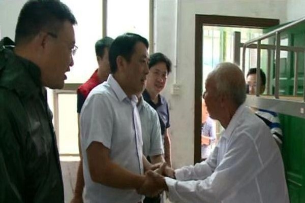 妥善安置群众 全力排除险情——康月林深入受灾地区指导地质灾害隐患排查工作 看望受灾群众