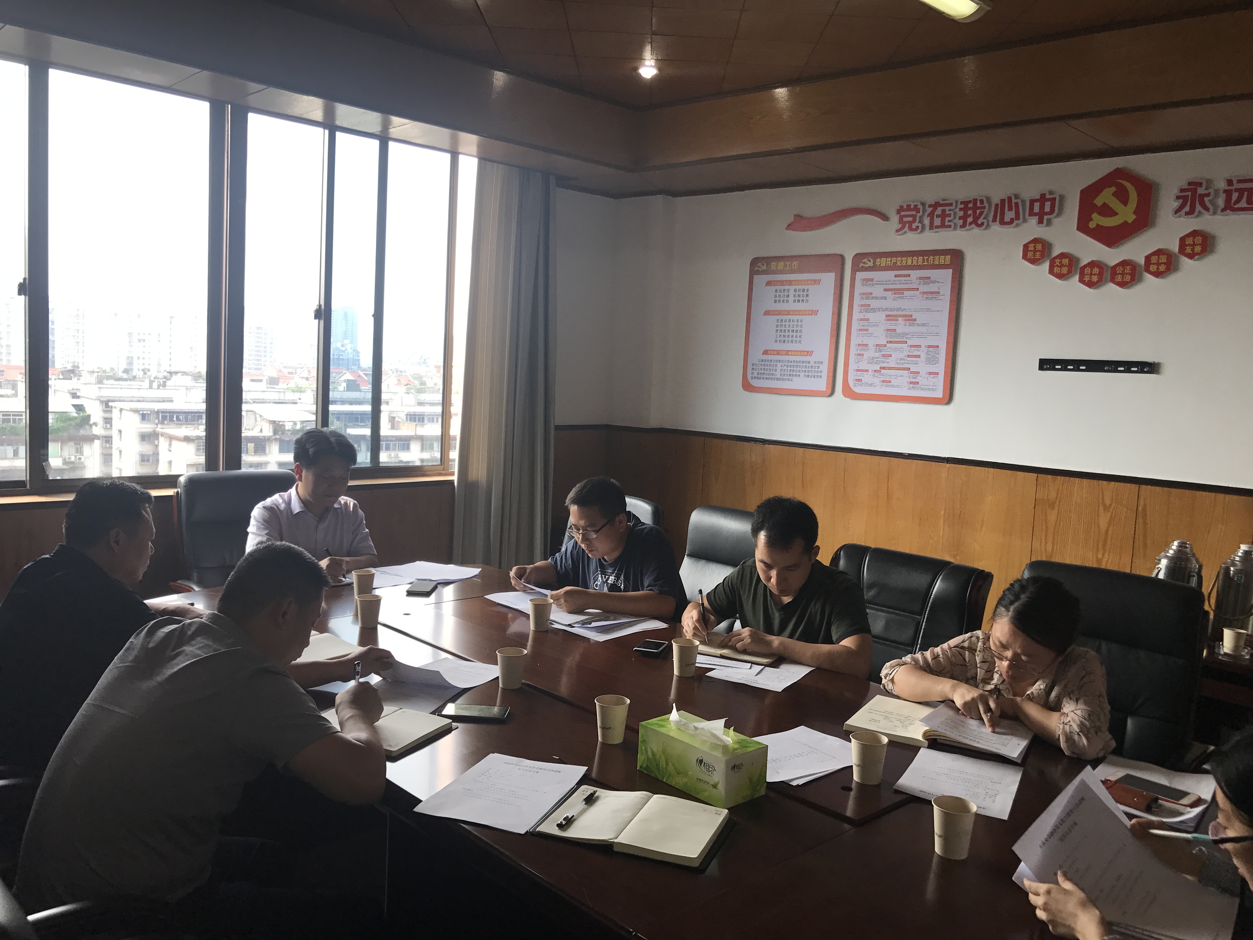 市政府金融办机关支部开展“对标先进、争做先锋”主题党日活动