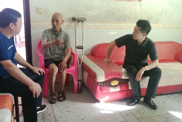 浓浓“八一”情：县领导走访慰问老红军