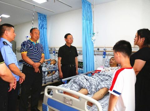 李晓葵同志看望慰问因抗洪劳累突发心梗而病倒的民警