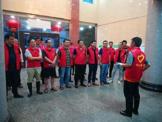【党旗飘扬在攸县抗洪一线】 众志成城 防汛抗洪 市场服务中心在行动