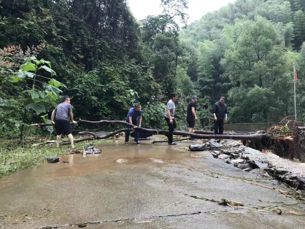 抗洪救灾  公路人在行动
