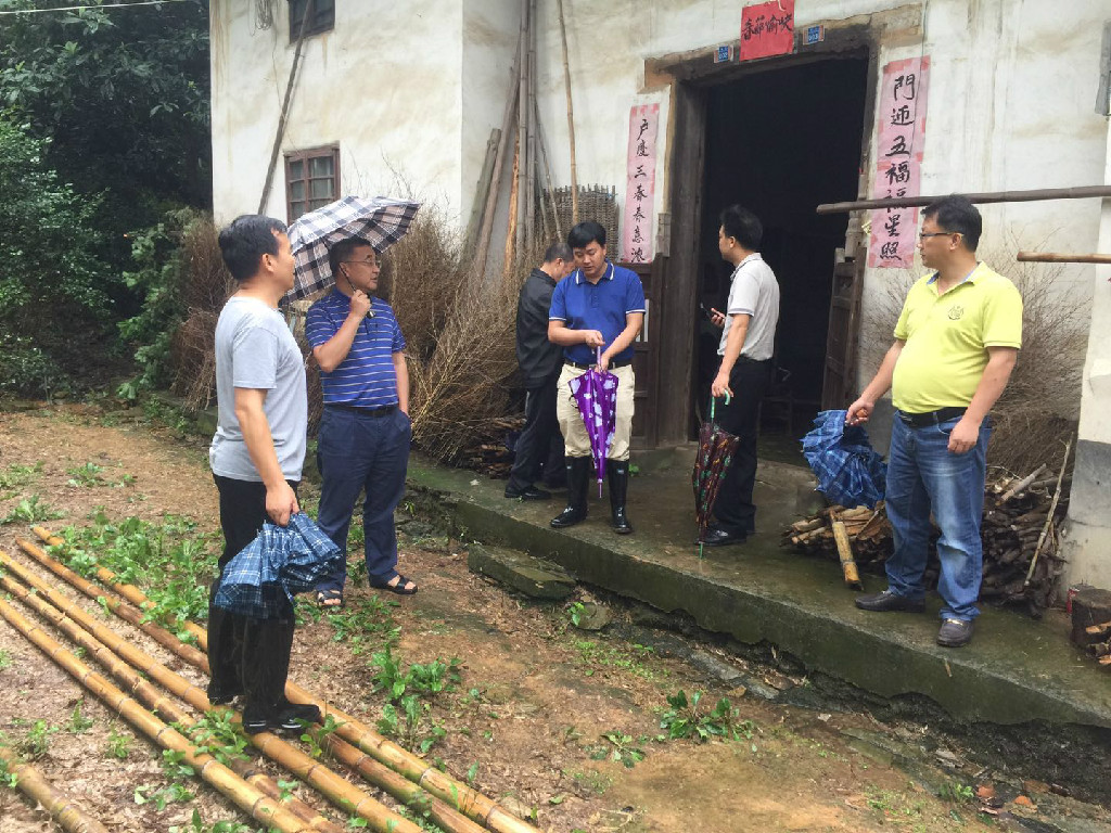 心系群众 责任在肩 ---交通事务中心积极排查结对帮扶村洪灾隐患