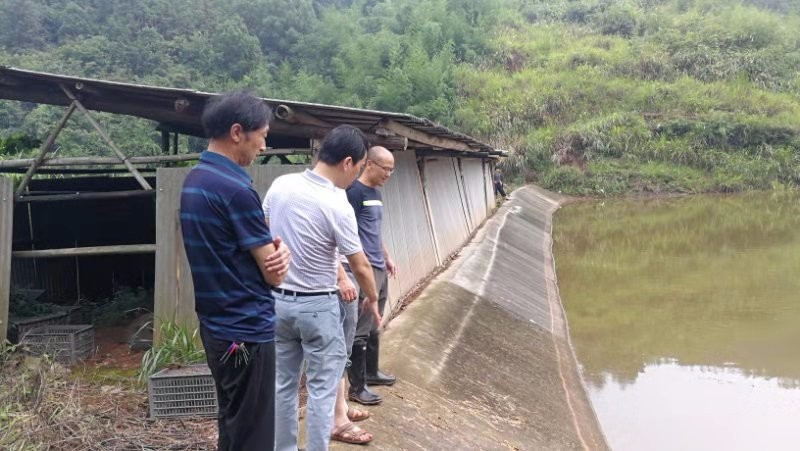 县委编办主任带队奔赴受灾现场 指导灾后重建工作