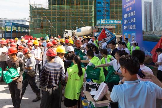 市人社局、市医保局、团市委联合开展“夏日送清凉”活动